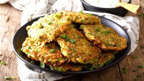 Din dovlecei și alte trei ingrediente ies niște chiftele care pot concura oricând cu cele din carne / Merg gătite în tigaie, în air fryer sau la cuptor / Pot fi servite simplu, cu salată sau chiar în sos de roșii