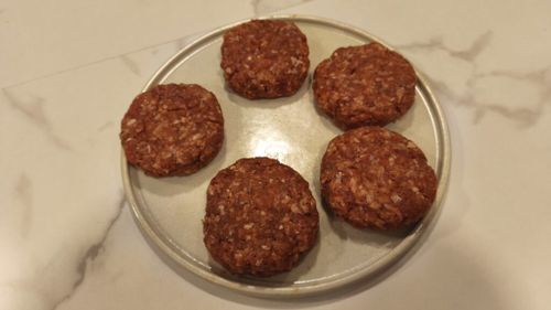 VIDEO FOTO | Cum să prepari carnea pentru hamburgeri? Își ia cîteva minute, ai nevoie de câteva trucuri simple, dar știi exact ce ai pus în preparat