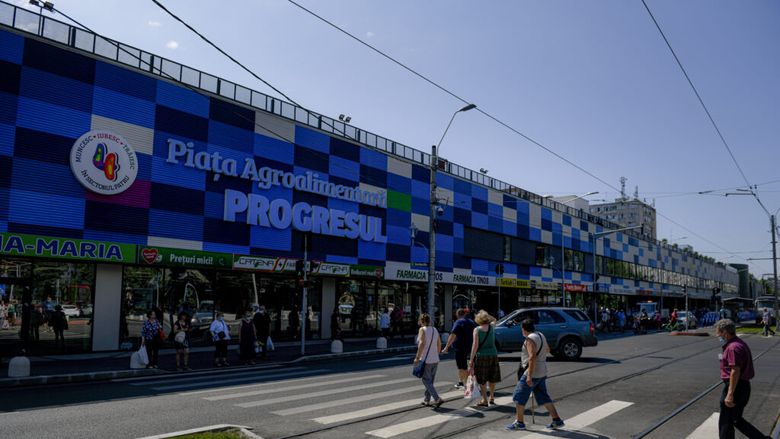 O parte din Piața Progresul ar putea fi demolată pentru construirea unei școli. Clădirea are doar 15 ani vechime