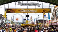 A început Oktoberfest, la München/ Prețul berii a crescut cu 2,8% și a ajuns la 15,90 lei litrul, dar apa este gratuită!