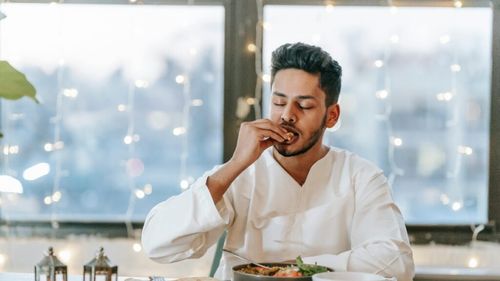 Nutrienții de care ar trebui să îi pese fiecărui bărbat cu vârsta de peste 40 de ani / Specialiștii spun că alimentele ultraprocesate trebuie să fie maximum 10% din totalul caloriilor zilnice, iar pentru sănătatea prostatei recomandă grapefruit roz și roșii