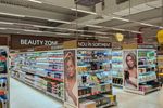 FOTO | Kaufland lansează un proiect-pilot de tip „Beauty Zone” în magazinul din Barbu Văcărescu / Servicii de manichiură și machiaj, între rafturile magazinului / O oglindă dotată cu AI îți recomandă ce produse de îngrijire să folosești