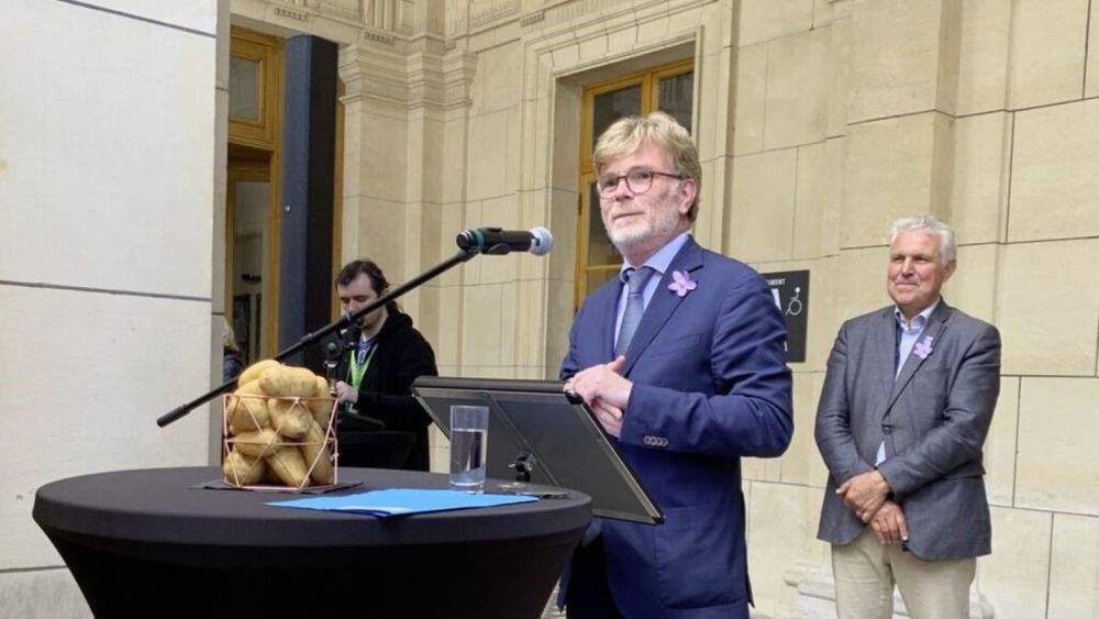 Ziua Internațională a Cartofului, sărbătorită pentru prima oară în istorie / Ministrul francez al Agriculturii a participat la eveniment cu o floare de cartof la costum