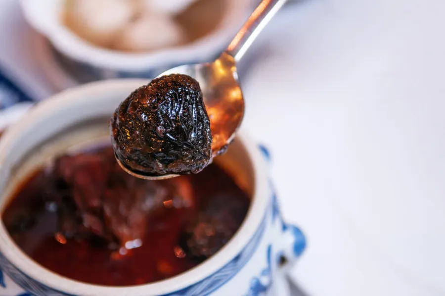bucatarie-peranakan-gastronomie-singapore-mancare-traditionala-singapore-preparate-peranakan-cultura-peranakan-bucatarie-nyonya-patrimoniu-culinar-gastronomie-asiatica-preparate-traditionale-asiatice-retete-traditionale-singapore-culinar-mostenire-culturala-ayam-buah-keluak-babi-pongteh-ngoh-hiang-kueh-pie-tee-gastronomie-multiculturala-cultura-alimentara-din-singapore-preparate-asiatice-autentice-turism-gastronomic