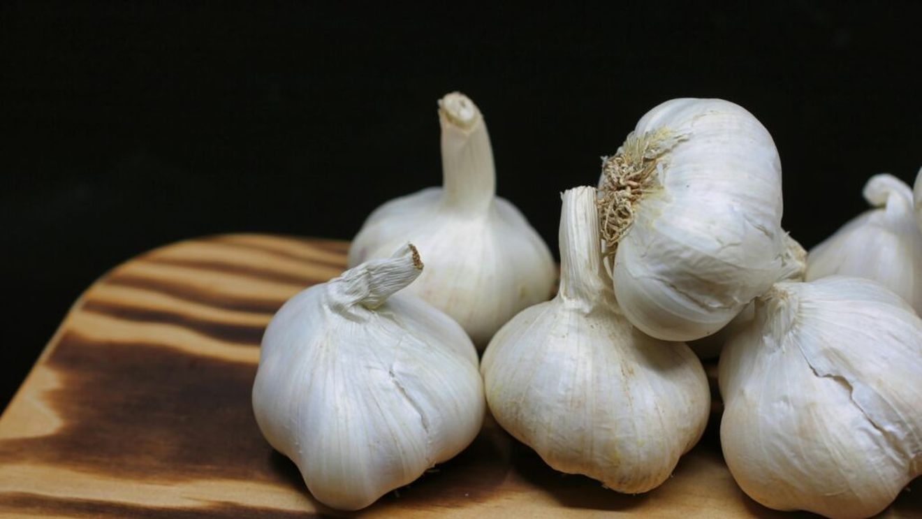 5 beneficii ale usturoiului copt care te pot ajuta să treci cu bine prin iarnă/ Are o aroma domoală, un gust dulce și untos și ajută la combaterea infecțiilor, reducerea inflamației și menținerea sănătății inimii