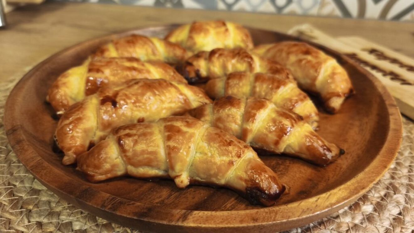 FOTO | Rețetele Juanitei | Cel mai simplu croissant se prepară acasă din foietaj de la magazin/ Îl poți transforma într-un snack sărat sau dulce în funcție de umplutură