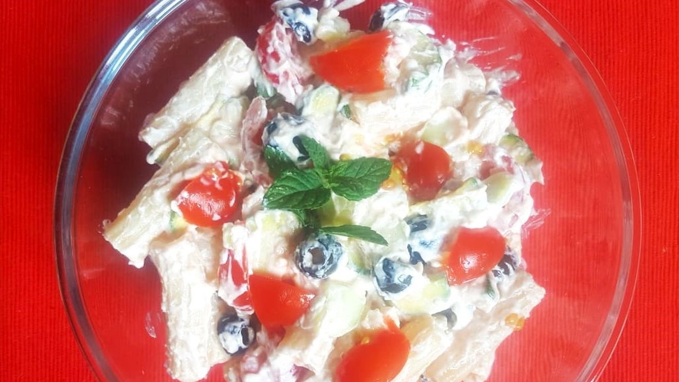 Prânzul de duminică. Fel unic rece de vară fierbinte: Salată grecească cu paste italiene și năut oriental. Mediterraneo fusion