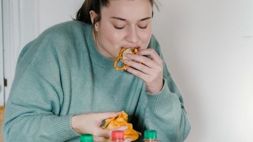 Peste 40 % dintre români spun că evită alimentele ultraprocesate și aproape 70% dintre aceştia folosesc dispozitive pentru monitorizarea sănătăţii (sondaj)