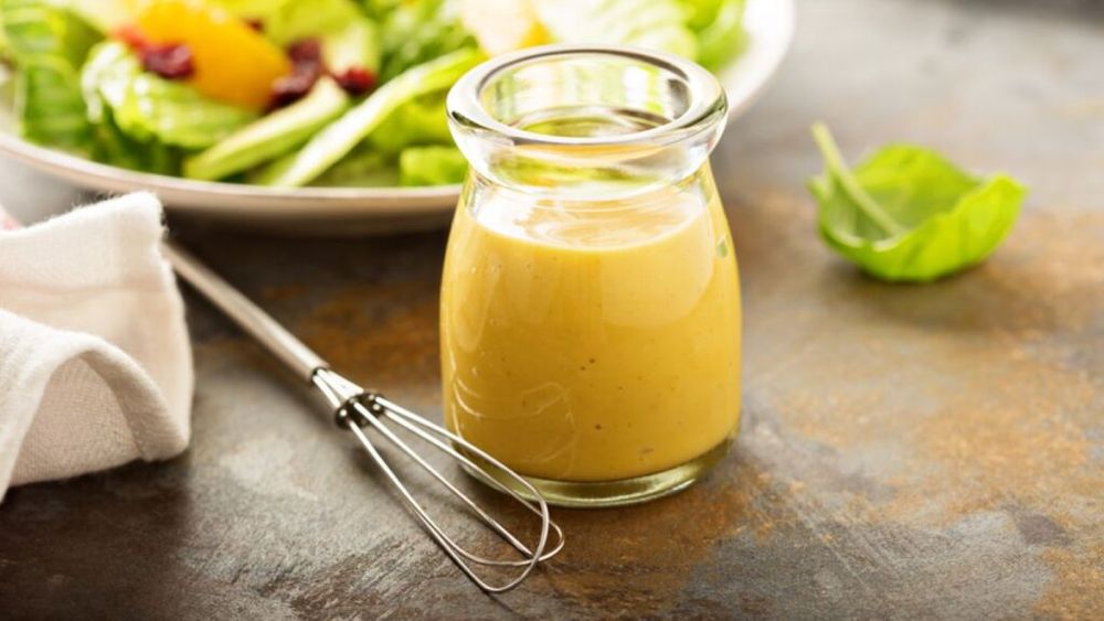 Un dressing pentru salată poate fi imaginat ca o formulă matematică: acid, ulei, sare, o notă dulce și o notă surpriză. Trei idei inedite oferite de ziarul Financial Times