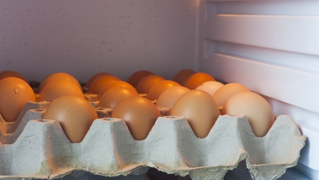 De ce în supermarket ouăle sunt depozitate la temperaturi între 14 și 5 grade, iar acasă le păstrăm în frigider între 2 și 5 grade? Și de ce există reguli diferite pentru vânzarea ouălor în România, vestul Europei sau SUA