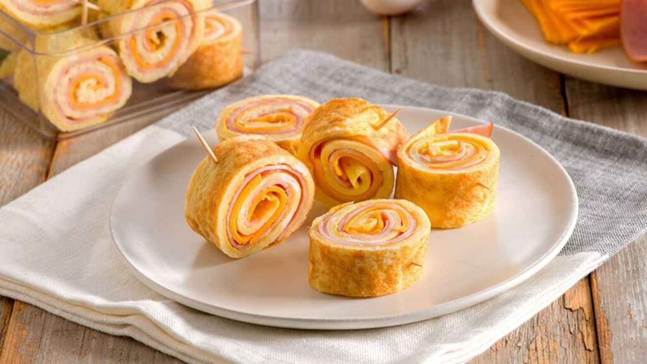 Rulouri din omletă cu șuncă și brânză – mic dejun rapid și hrănitor / Îl poți prepara cu alimente rămase de la masa de Paște