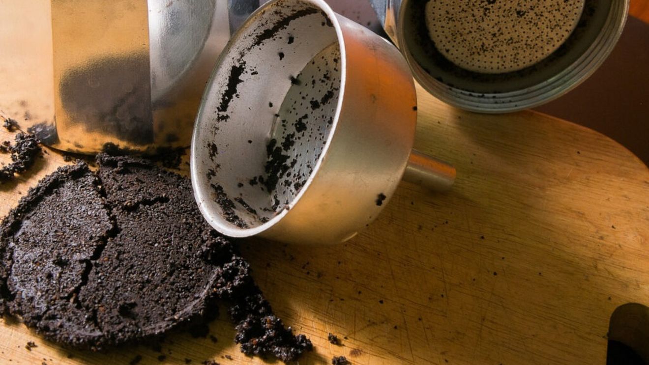 Zațul de cafea ar putea fi folosit în construcții / Un studiu arată că ar putea îmbunătăți rezistența betonului cu până la 30% / Anual aruncăm 60 de milioane de tone de deșeuri de cafea în depozite, provocând emisii nocive de metan și dioxid de carbon