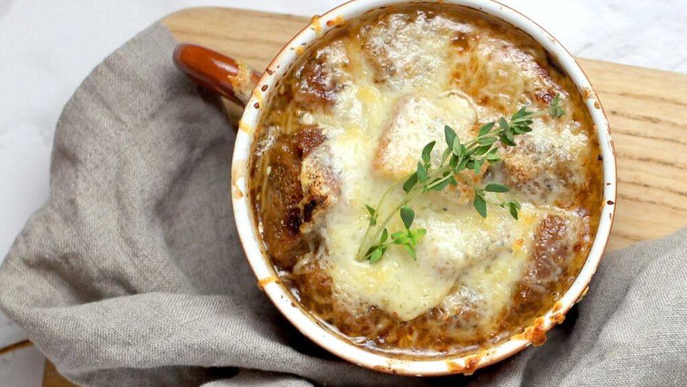 Idei de cină caldă. Supă de ceapă cu pâine prăjită și cașcaval, fel unic. Un evergreen al gastronomiei tradiționale franceze