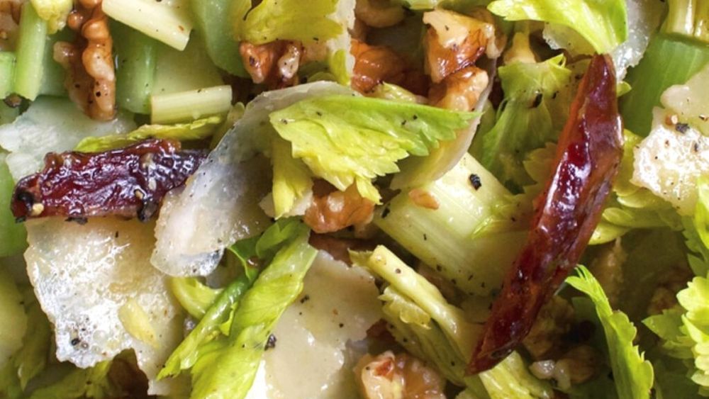 VIDEO I Salată de țelină și parmezan cu nuci și curmale, sau salată Waldorf modificată. O rețetă care îl va face și pe ultimul sceptic să iubească această legumă