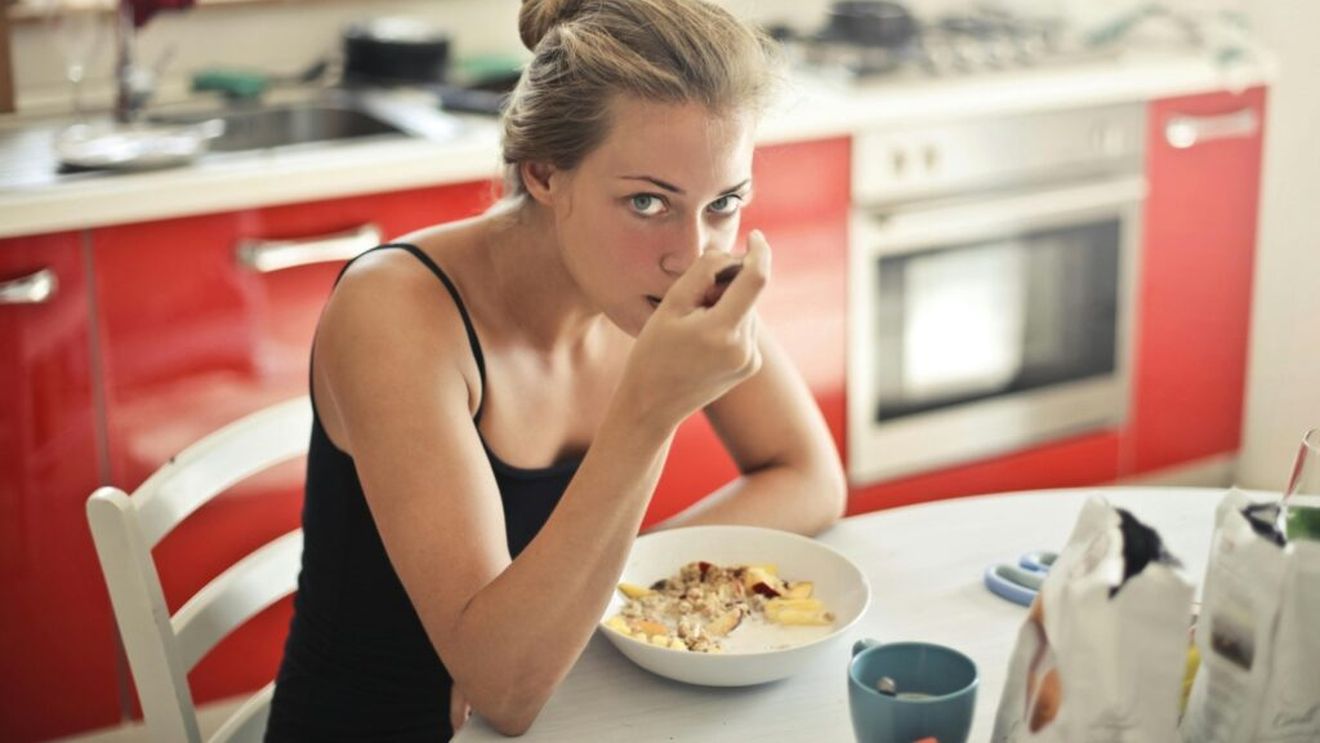 Un profesor în Nutriție dezvăluie cum a renunțat la supraalimentarea în weekend și prezintă cinci strategii surprinzătoare care au ajutat-o să scape de excese și să slăbească / A renunțat la reguli stricte, nu a trișat și a conștientizat alegerile alimentare