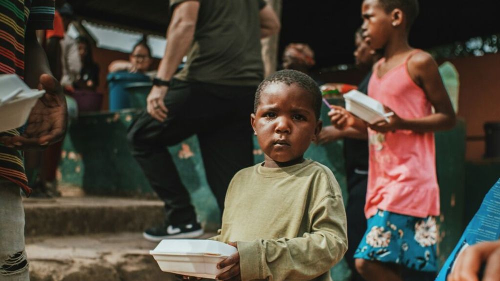 Foametea se întinde în Sudan, oamenii mănâncă pământ și frunze. Raport special al Reuters