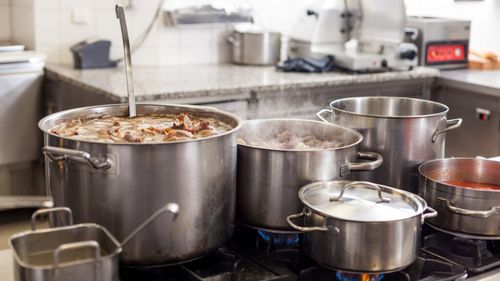 Atenție la vasele care te pot îmbolnăvi / Unele sunt făcute din materiale care pot elibera plumb în mâncare / Avertismentele specialiștilor despre aliaje periculoase