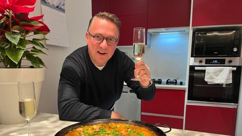 VIDEO: O cină spaniolă preparată de un bucătar amator/ Actorul Marius Florea Vizante, invitat la Rețetele Juanitei, pregătește paella del señorito