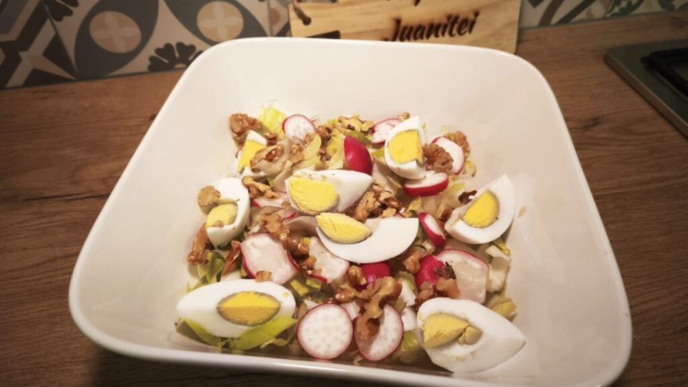 Rețetele Juanitei | Salată de vară cu andive, ouă fierte și nuci/ Asezonată cu vinegretă de muștar Dijon