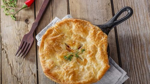 Plăcintă cu pui: rețeta simplă și gustoasă pentru o cină de toamnă / Se servește caldă, alături de o salată verde sau de murături de sezon