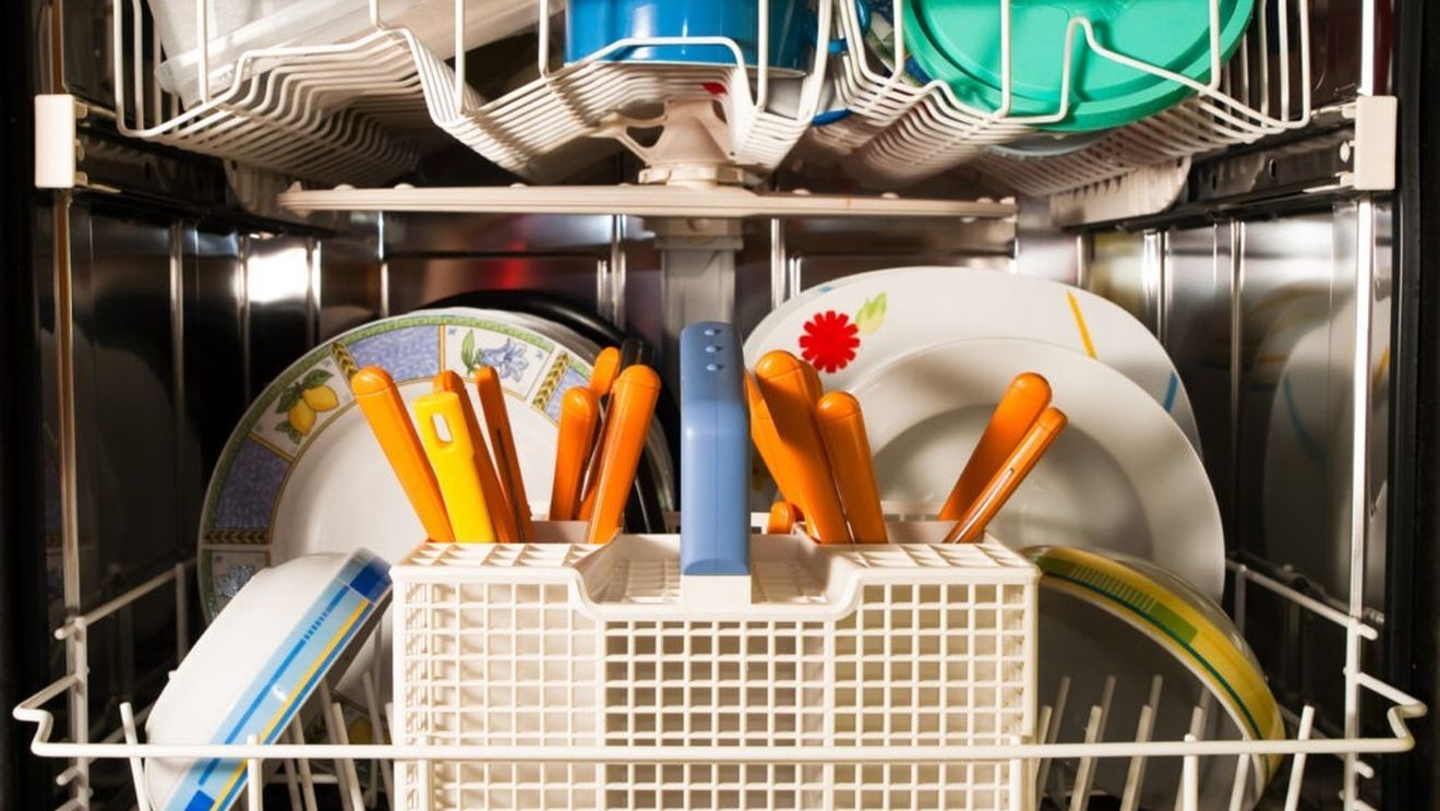 Da, există o metodă corectă de a așeza tacâmurile în mașina de spălat vase / Nu este o chestiune de viață și de moarte, dar adevărata regulă de aur este igiena mâinilor, dacă vrei să eviți contaminarea