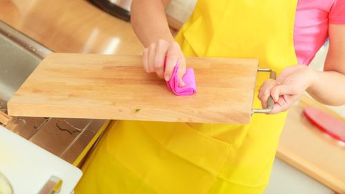 Cel mai bun mod de a curăța o placă de tăiat din lemn / Igienizarea acestora este mai importantă decât ai crezut