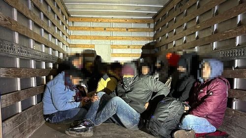 25 de irakieni și sirieni au fost găsiţi ascunşi printre conserve, într-un TIR ce era condus de un român, la Punctul de Trecere a Frontierei Nădlac II