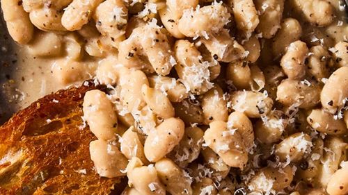 Cacio e pepe reinterpretat, cu fasole în loc de paste / Rețeta italiană rapidă care transformă un clasic italian într-o cină modernă în doar 15 minute