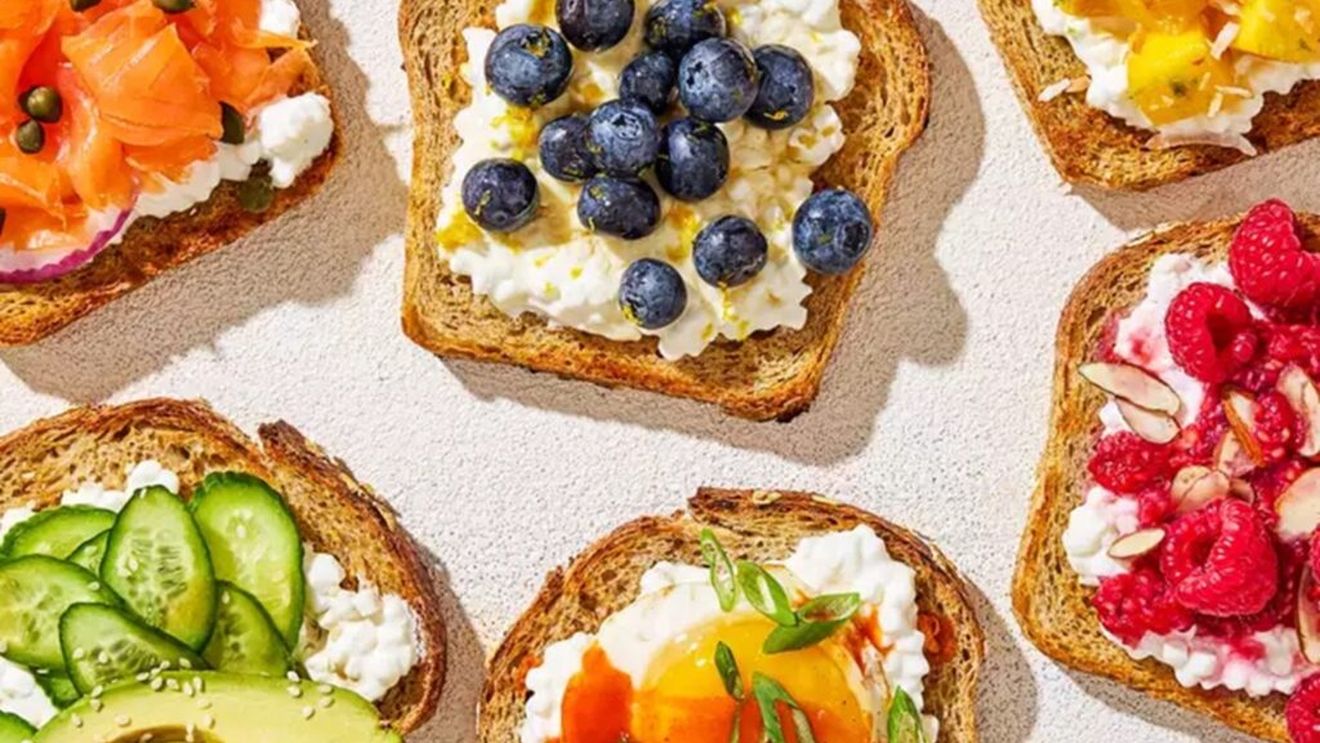 Un mic dejun în șase variante/Toast cu pâine integrală și brânză ca bază, iar ca toping, o varietate bogată de alimente dulci sau sărate
