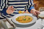Cele mai frecvente greșeli pe care clienții le fac la restaurant. Obiceiurile care îi irită pe chelneri și afectează experiența celorlalți