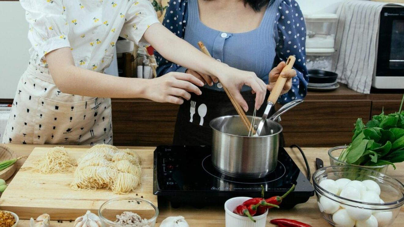 Sunt student, ce mănânc? Bianca: „[Îmi fac cumpărăturile alimentare] ca tot omu', de la magazin” / Tânăra nu evită niciun aliment / Mâncarea pe care o consumă este gătită de mama ei