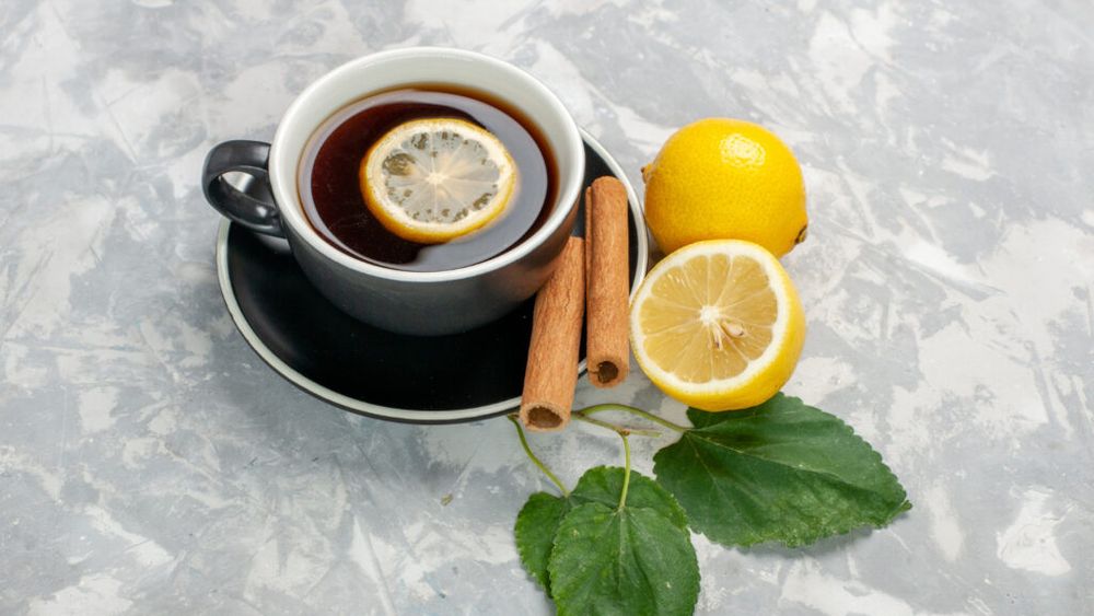 Cafeaua cu lămâie nu este scurtătura miraculoasă spre slăbit pe care o promite trendul de pe TikTok / Specialiștii spun că amestecul poate irita stomacul și poate avea efecte secundare nedorite / Beneficiile reale sunt limitate, iar riscurile există