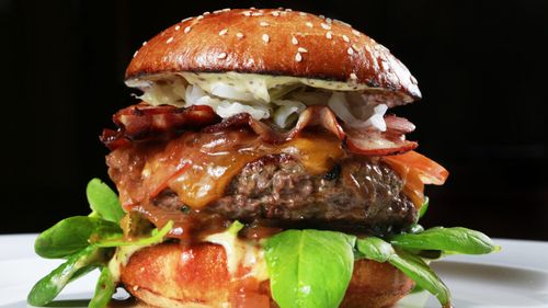 Vierme găsit într-un burger, într-o locație din Suceava. Patronul susține că a fost șantajat cu 500 de euro pentru a nu fi făcut public incidentul