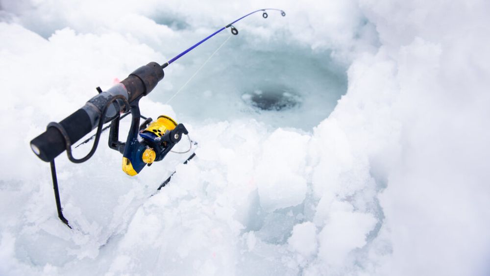 Trei bărbaţi care pescuiau la copcă au căzut în râul Siret, după ce gheaţa s-a spart sub ei