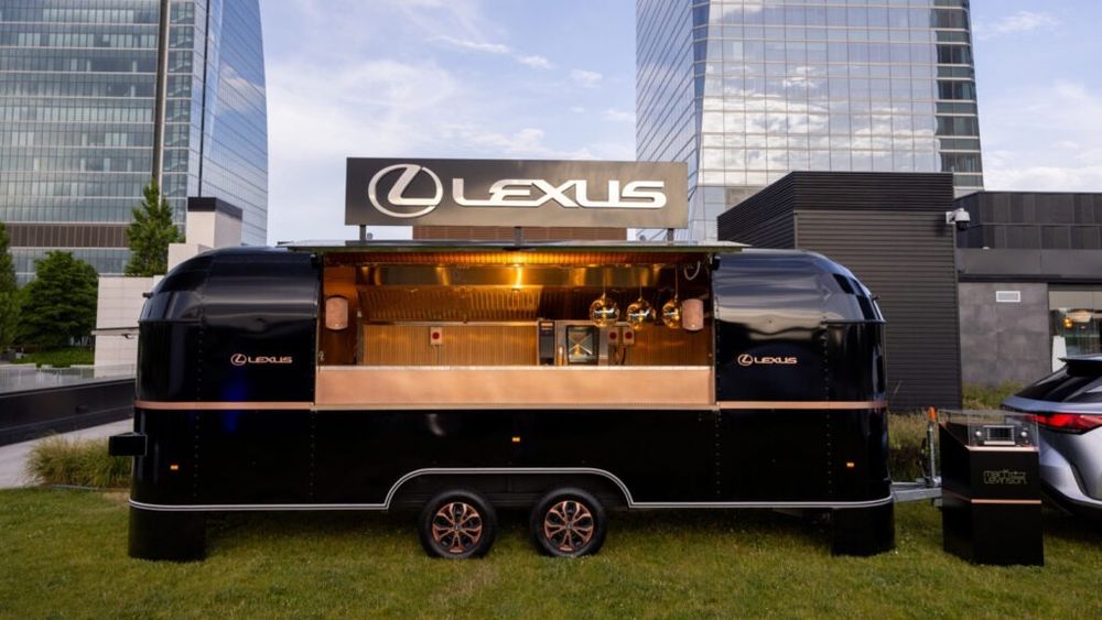 FOTO-VIDEO | Bucătărie de lux pe roți  – Lexus inaugurează la Madrid primul său foodtruck gastronomic, alături de chef Roberto Martínez