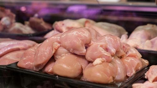 Peste 50 de kilograme de carne tocată de pui posibil contaminată cu Salmonella şi aproximativ 14 kilograme de cod file congelat, retrase de la vânzare de către inspectorii sanitar-veterinari din Buzău