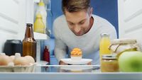 5 sosuri și condimente pe care ar trebui să le arunci din frigider / Specialiștii avertizează că pot provoca toxiinfecții alimentare