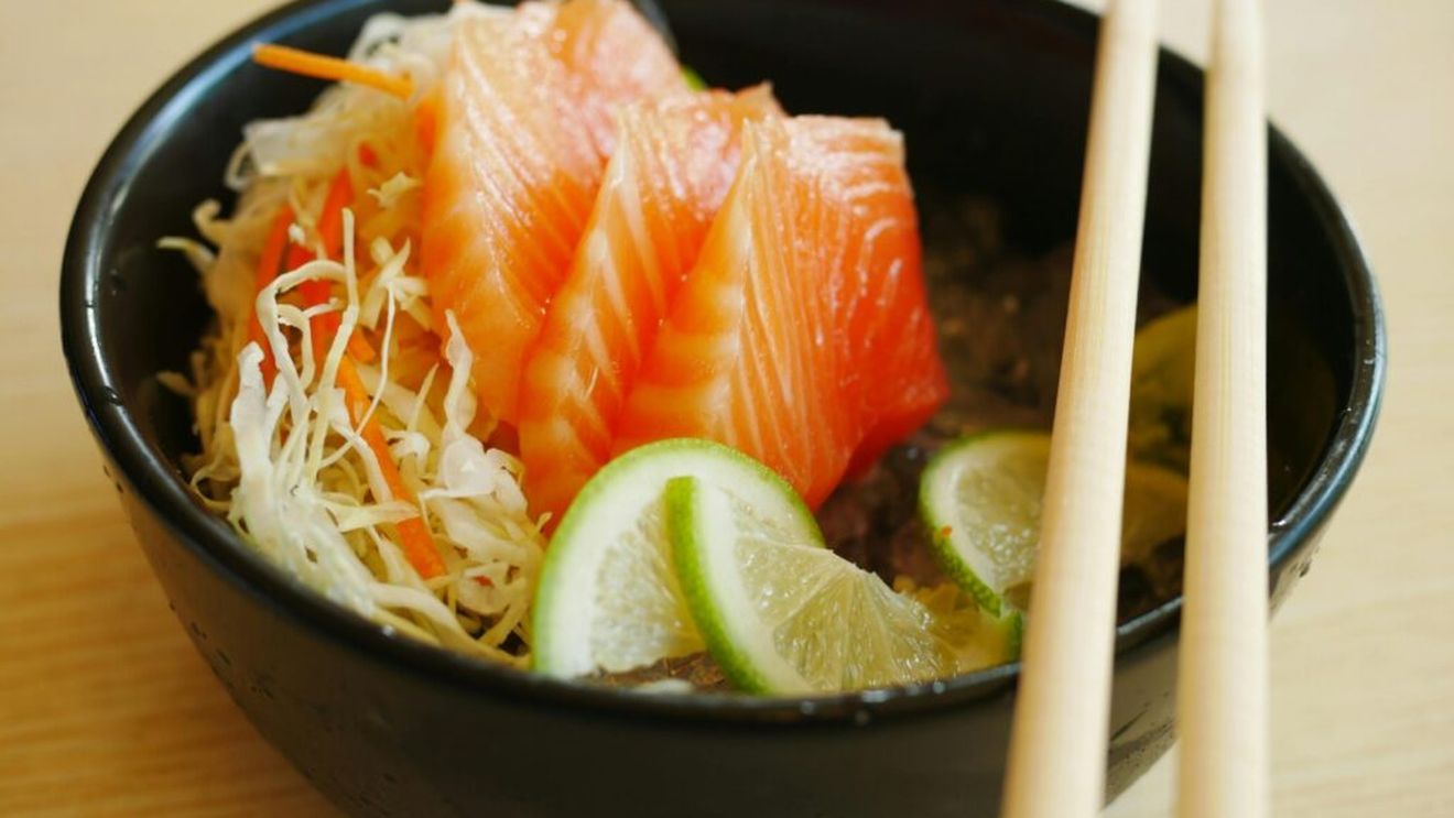 Medicii au stabilit ce alimente au efect antiinflamator / Portocalele, somonul, roșiile si uleiul de măsline, în fruntea listei