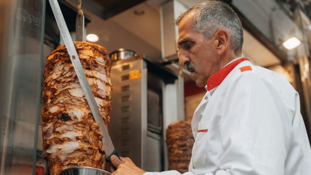 VIDEO | Cum arată shawarma originală: fără cartofi, fără sosuri, fără „de toate” / Chef Mehrzad Moghazehi explică diferența dintre kebab, gyros și shawarma din România