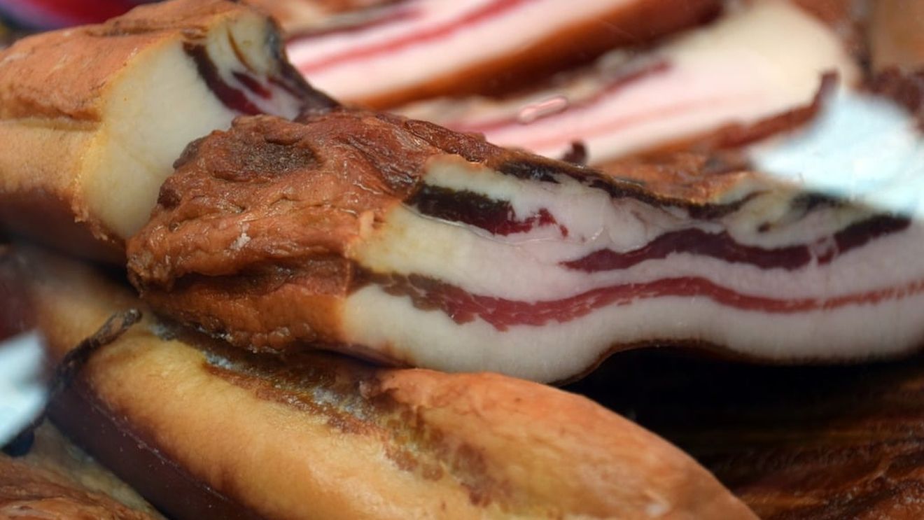 Harghita: Degustare de slănină în centrul municipiului Miercurea-Ciuc, în cadrul evenimentului „Fum şi Sare”