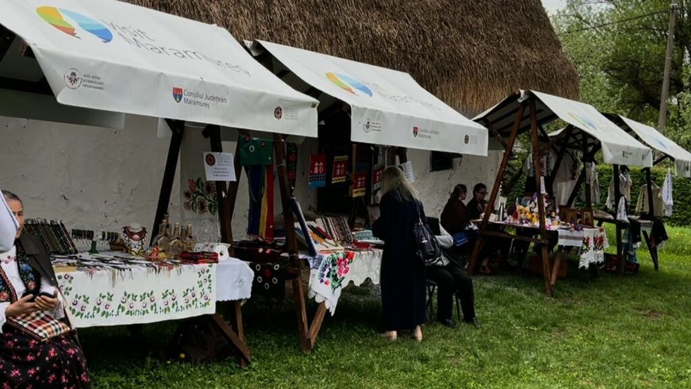 VIDEO | Târg de produse tradiționale la Muzeul Satului din Baia Mare / Apicole, uleiuri presate la rece, lavandă sau celebra ciocolată Dubai cu foiță de aur