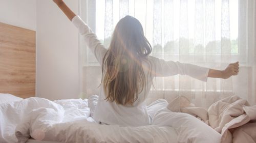 „Bea apă”, „evită zahărul” și alte cinci lucruri pe care le poți face când te trezești dacă încerci să slăbești - recomandări de la dieteticieni