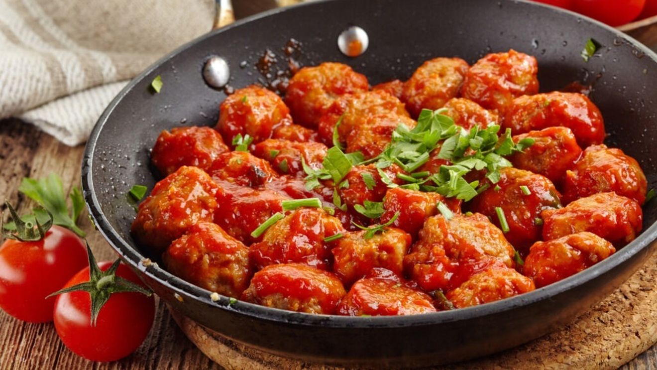 Ce gătești rapid cu carne tocată? 5 idei de preparate pe care se le încerci vara aceasta, de la chiftele la cuptor la ardei umpluți