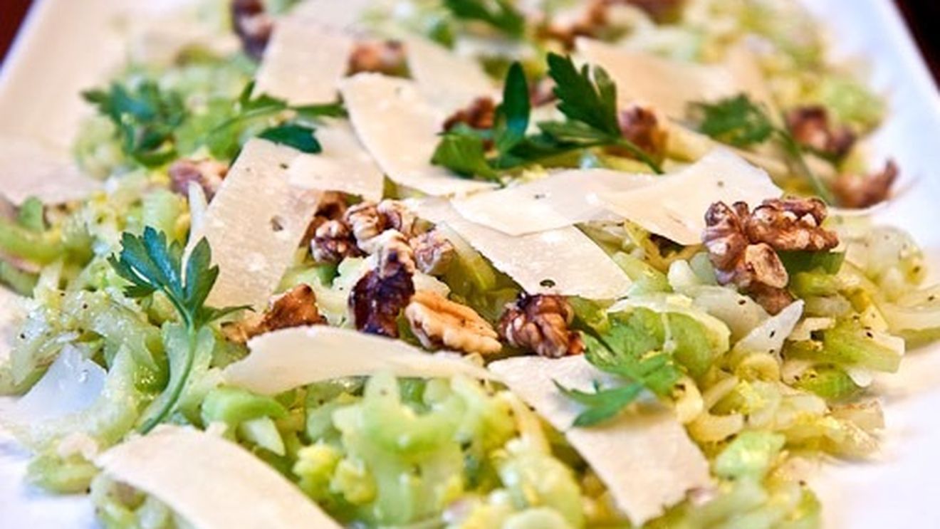 O idee dietetică pentru masa de seară. Salată de țelină cu parmezan și nuci, cu dressing vinegrette aromatizat cu anșoa, servită cu pâine de secară