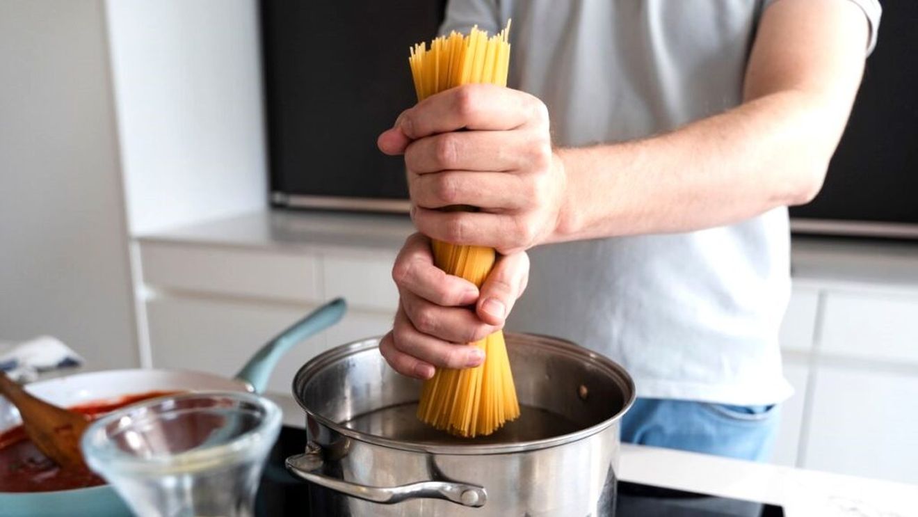 ABC în bucătărie. De câtă apă și de câtă sare e nevoie când fierbi pastele? Care e riscul dacă apa e prea puțină și diferența între cele proaspete și cele uscate