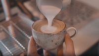 INTERVIU | Cafeaua de specialitate din România intră într-o nouă etapă. Un barista cu 5 ani de experiență explică de ce nu mai vorbim doar despre cafea: „E un ritual” (Ep. 1)
