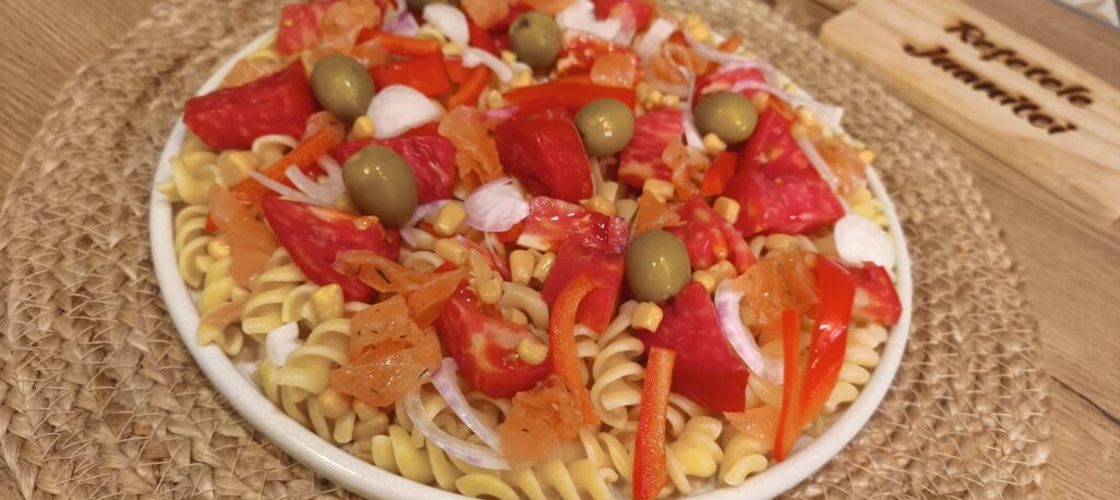 VIDEO | Salată mediteraneeană de paste cu somon și legume. Vara salatele de paste reci, orez, cereale sau leguminoase sunt salvarea