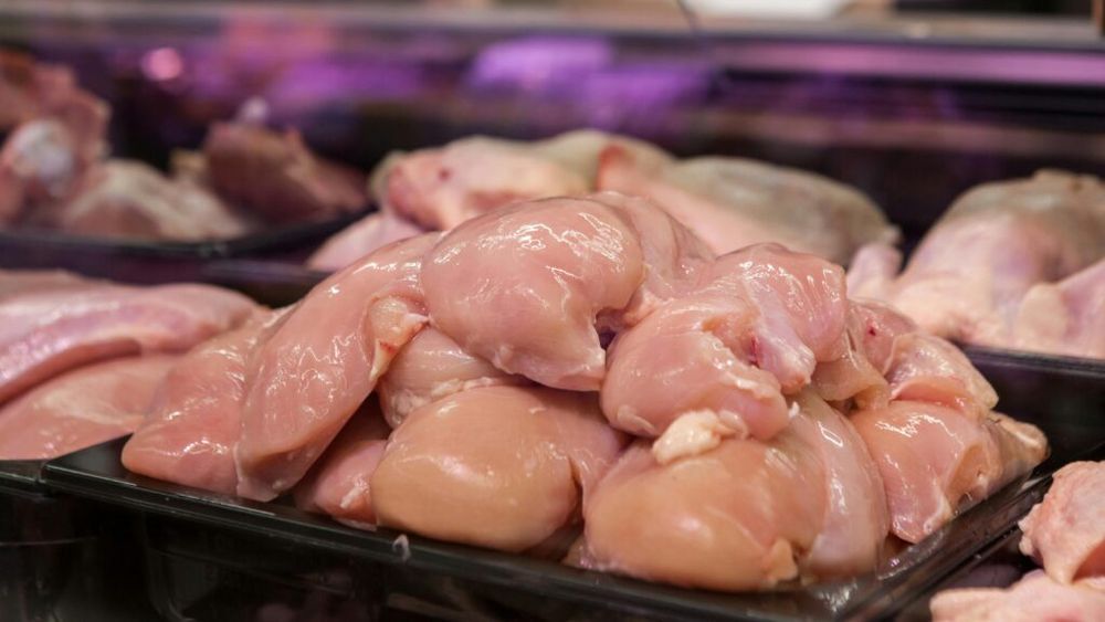Peste 50 de kilograme de carne tocată de pui posibil contaminată cu Salmonella şi aproximativ 14 kilograme de cod file congelat, retrase de la vânzare de către inspectorii sanitar-veterinari din Buzău