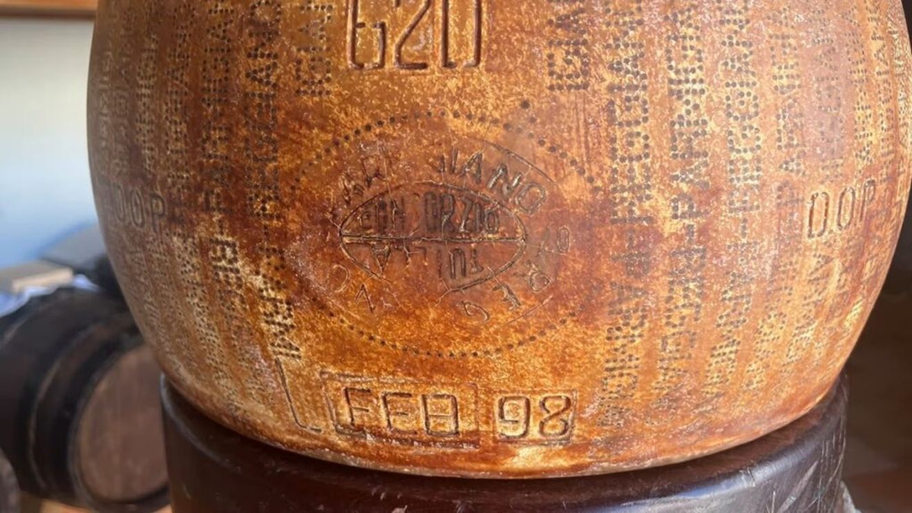 Un record de durată pentru regele brânzeturilor / O roată de Parmigiano Reggiano din 1998 stabilește un nou record mondial