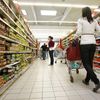 Rusia bombardează supermarketuri, porturi și rețele de distribuție. Ucrainienii își fac provizii de apă și mâncare